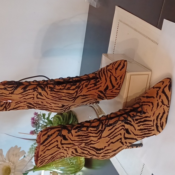Qupid-(Sz 8) Brown/Blk animal print Ankle Boot-Tie up front inside Zipper 4"heel - Picture 1 of 10